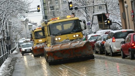 128 снегорина "ловят" снежинките по улиците на София