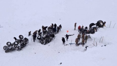 Прекратиха спасителната операция в Турция заради опасност от нови лавини 