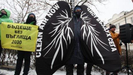 Активисти от "Грийнпийс" протестираха пред НС за чист въздух