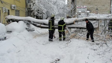 След снега: Десетки села са без ток вече трети ден