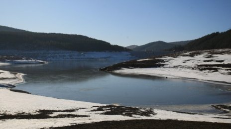 Въпреки забраната: Предприятия точат вода от яз. "Студена"