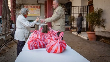 Раздават безплатна храна в четвъртък пред столичен храм