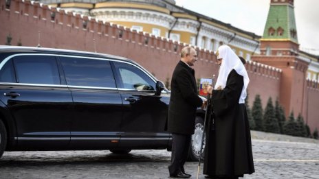 Кадилак, "Майбах"... Колите на патриарх Кирил Московски 