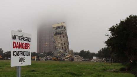 Шеги и подигравки, но и Далас си има наклонена кула като в Пиза