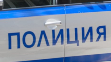 Шофьор помля автобусна спирка, колата се обърна по таван 