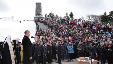 Радев не се бои от коронавирус, качва се на Шипка