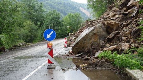 Движението след Кокаляне е затруднено, паднаха скали на пътя 