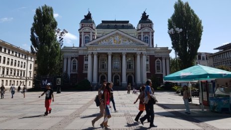 Народният театър възобновява представленията си 