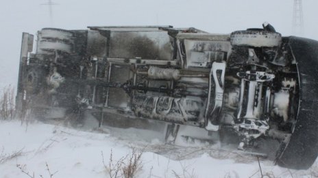 Аварирал камион затруднява движението от Габрово към Боженци 