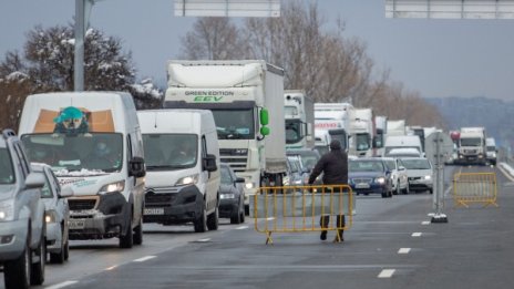 Колони от автомобили, изнервени шофьори... Как се влиза в София?