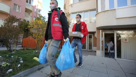 Доброволци на БЧК раздават пакети на нуждаещи се