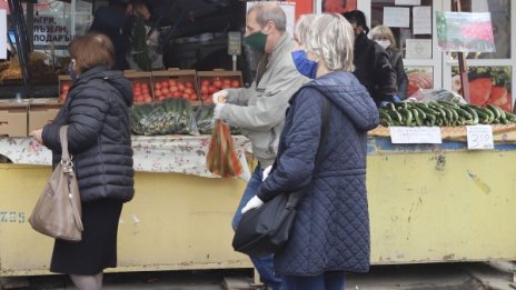 Пазарите са затворени, а защо хипермаркетите не са?