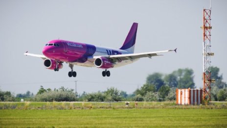 Wizz Air съкращава 1000 души и намалява заплати