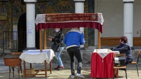 Десетки в църквите в Благоевград, но пускат по двама