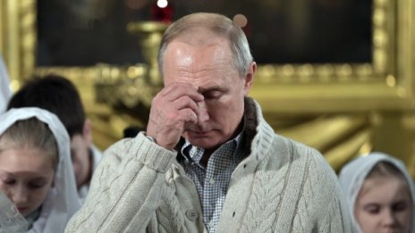 Владимир Путин запали свещ за Великден в резиденцията си