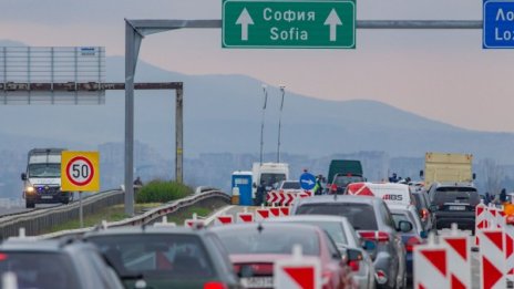 Засилен трафик и по-строги мерки при влизане в София и днес