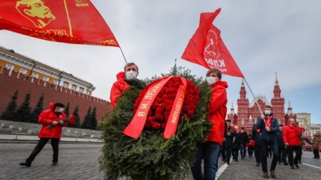 С маски и плакати: Руски комунисти честваха Ленин