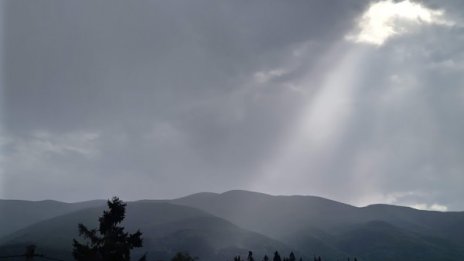 Слънчево начало на новата седмица с краткотрайни валежи