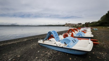 Не хотели, а вили на морето търсят италианците заради коронавируса