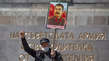 Цветя пред Паметника на Съветската армия в Деня на победата