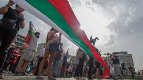 Втори ден протест пред парламента 