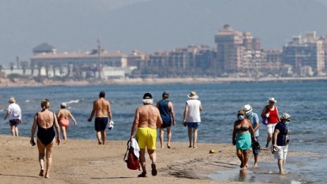 Дронове ще следят за дистанцията по плажовете в Испания 