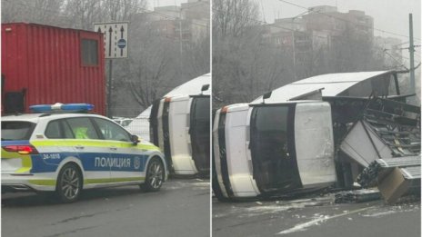 Бус се обърна на булевард в София след сблъсък с автобус