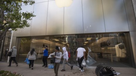 Apple затвори магазини в САЩ заради масови протести и грабежи 