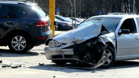 Три автомобила катастрофираха в Добрич