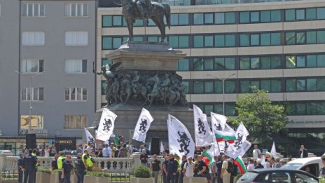 "Възраждане" с антиправителствен протест пред парламента 