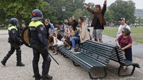 Арестуваха 400 души в Хага заради протест за мерките срещу COVID-19