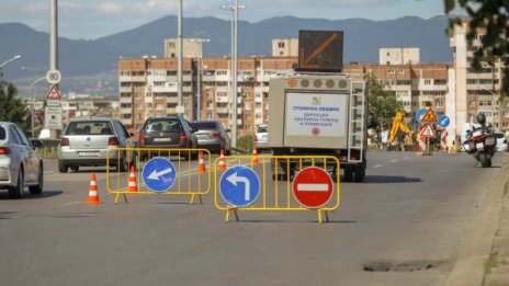 Авария на водопровод предизвика километрично задръстване в София 