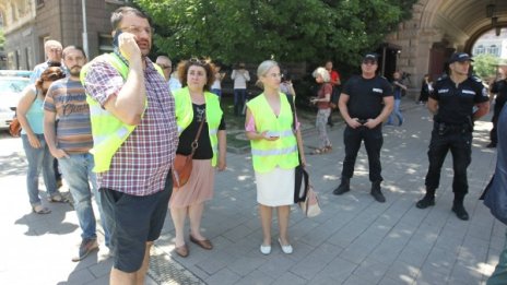 Десетина на протест пред "Дондуков" 2 в подкрепа на Радев 