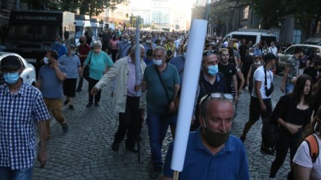 Напрежение след протестите, замерят рейсове с бутилки