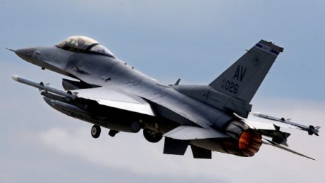 Изтребител F-16 се разби при кацане, пилотът се спаси 