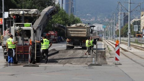 Натоварен трафик в района на бул. "България" в София