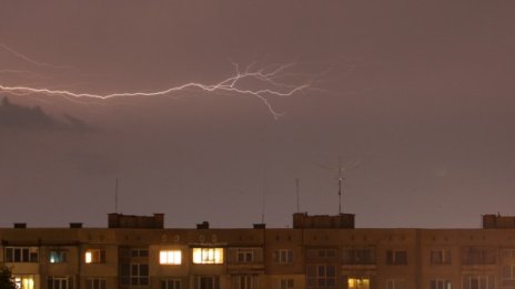 Кратки валежи в западната част на страната днес 