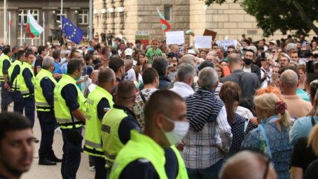 Жените, които спряха провокаторите на протеста с телата си 