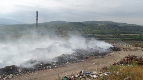 Четвърти ден гори сметище край село Богдан