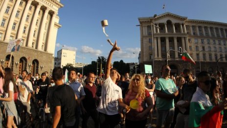 Протестите в кадър: Ден 14, тоалетна хартия полетя към Министерски съвет 