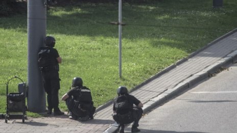 Мъж избяга от ареста в Украйна и взе за заложник полицай 