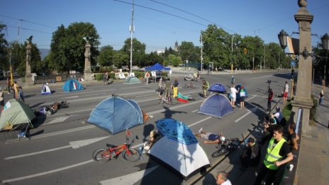 С палатки и колелета, но без коли и автобуси: Как осъмна Орлов мост?