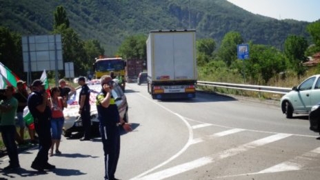 Протестиращи опитаха да блокират пътя за Гърция край Благоевград 