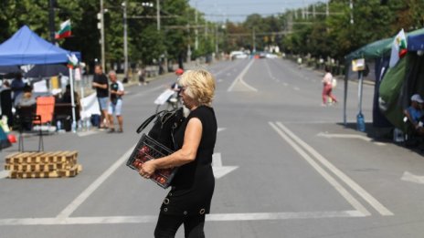 В кадър: Ден пореден на блокада, центърът на София е парализиран 