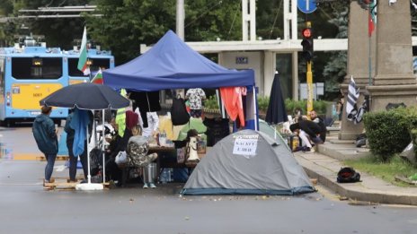 Палатковият лагер и блокадата на Орлов мост остават