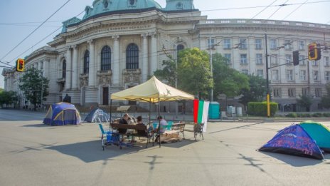 4 души и няколко палатки на блокадата на кръстовището пред СУ