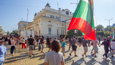 Протестиращи направиха жива верига пред парламента