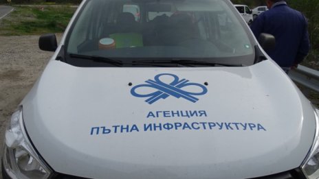 Движението по Прохода на Републиката в една лента заради аварирал ТИР