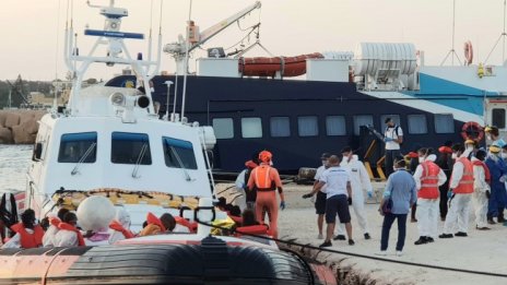 Само след няколко дни в открито море – корабът на Банкси изпадна в бедствено положение 