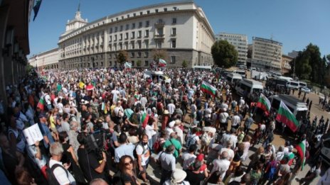 Спешна помощ: Десетки ранени на протестите, 6 души остават в болница